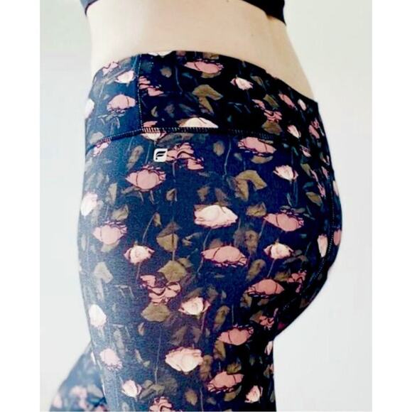 Fabletics Powerhold Black Floral Salar Capri Leggings Rose Activewear MEDIUM NWT - Picture 4 of 7
